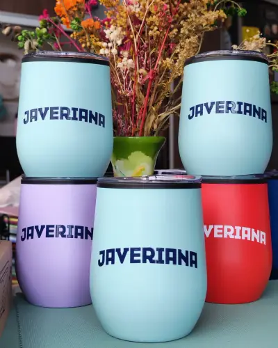 Vasos de colores marcados con Tampografía